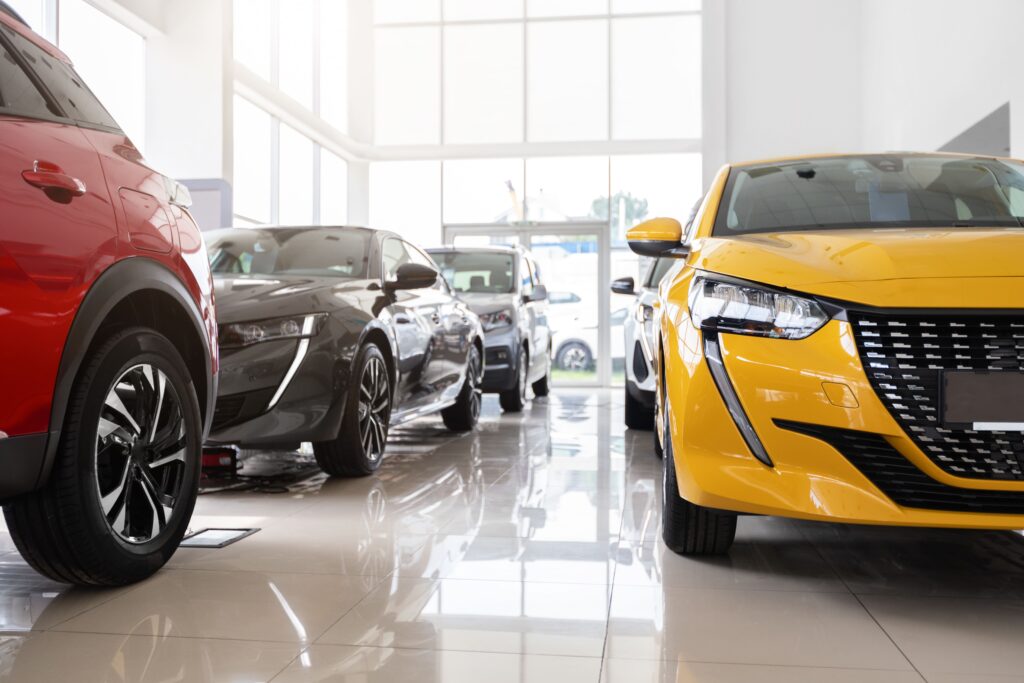 Voitures de luxe en exposition dans un showroom - Marques premium disponibles