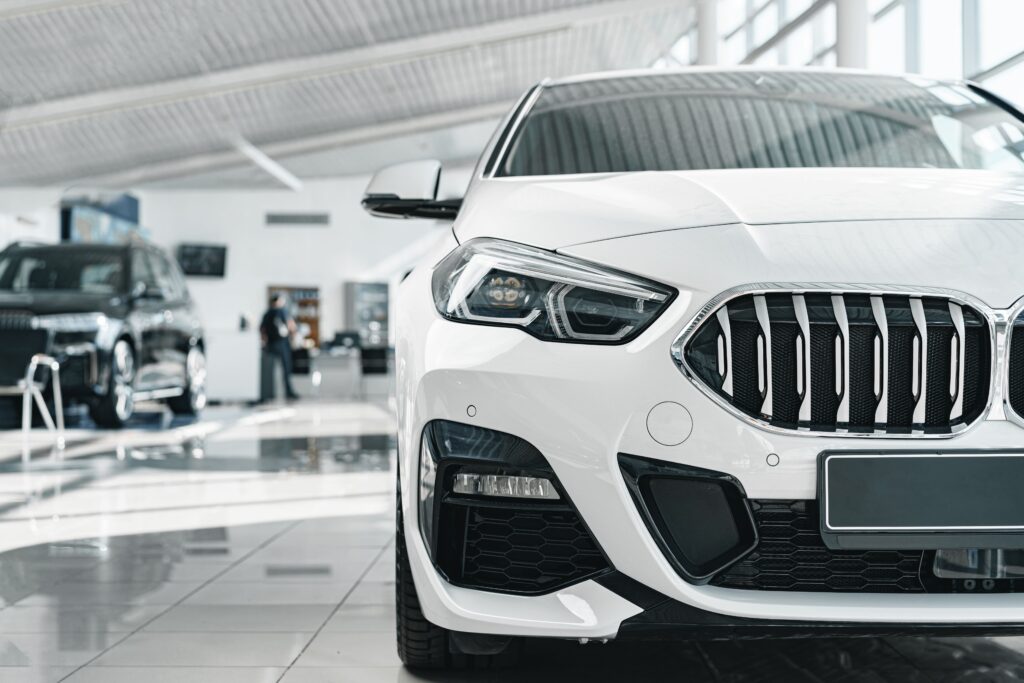 Voiture économique exposée dans un showroom - Modèles avec faible consommation et entretien réduit