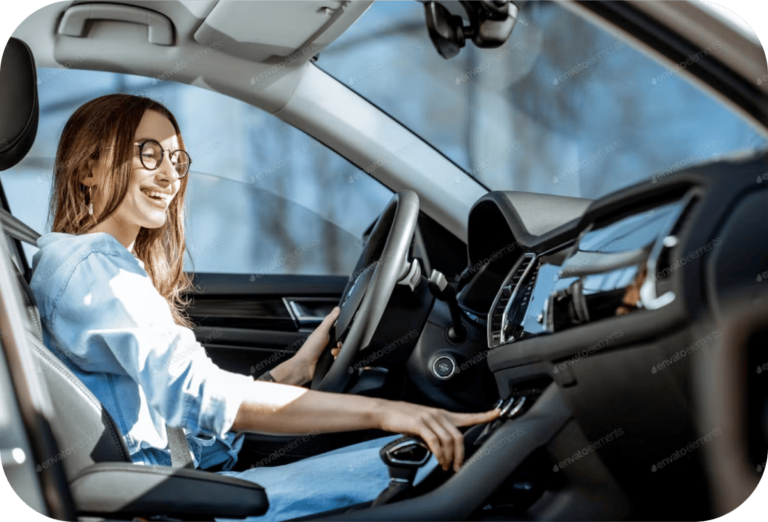Femme souriante au volant d'une voiture moderne