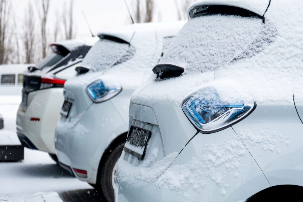 Voitures électriques et hybrides sous la neige - Modèles écologiques dans un parking