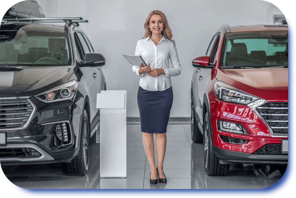 Femme professionnelle posant entre deux SUV dans une salle d'exposition automobile