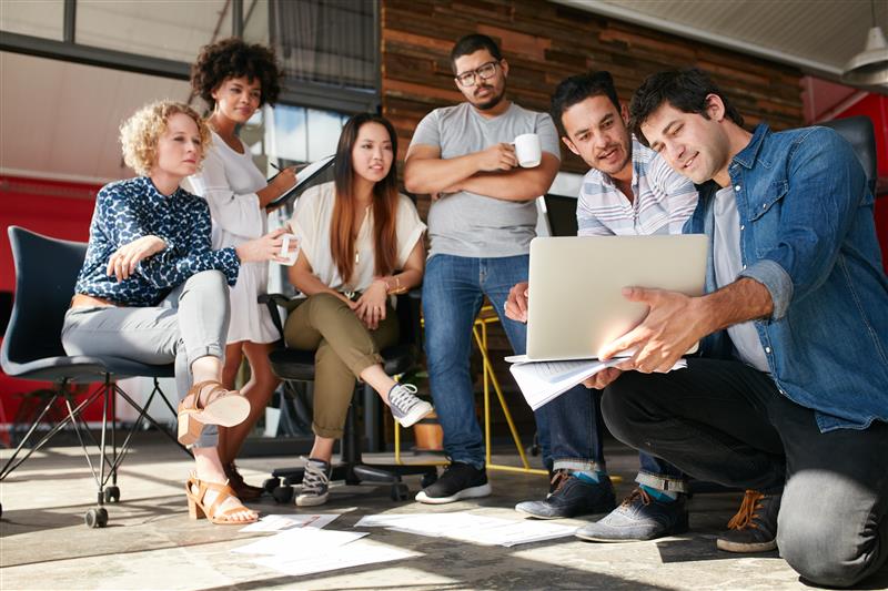 Équipe collaborative discutant de stratégies pour les meilleures options de véhicules
